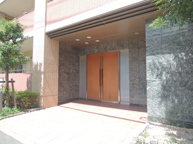 高槻市中川町の賃貸マンションのエントランス