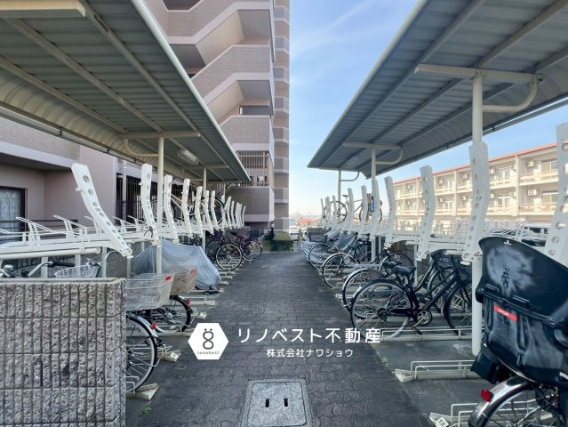 コスモ東石切さくら坂の駐輪場|【リノベスト不動産】女性スタッフ・男性スタッフ共に活躍中！
