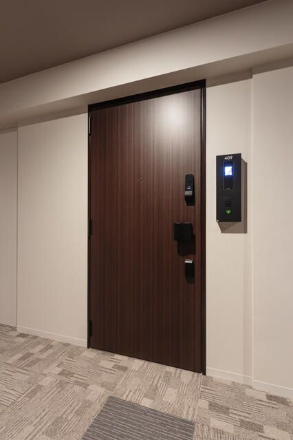 パークアクシス横浜伊勢佐木町通りの玄関