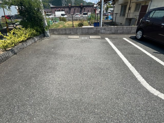 メゾン西中島の駐車場