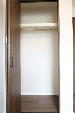 ルイシャトレ垂水壱番館の収納|約5.0帖の洋室にあるクローゼット