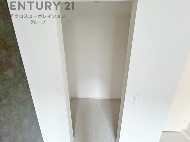 収納力が高く洋服や小物を整理しやすく、更衣室のように使え、部屋がすっきり保てます。収納の配置を自由に調整でき、換気性が良く防湿・防虫対策も可能。快適で機能的な生活空間を実現できます♪
