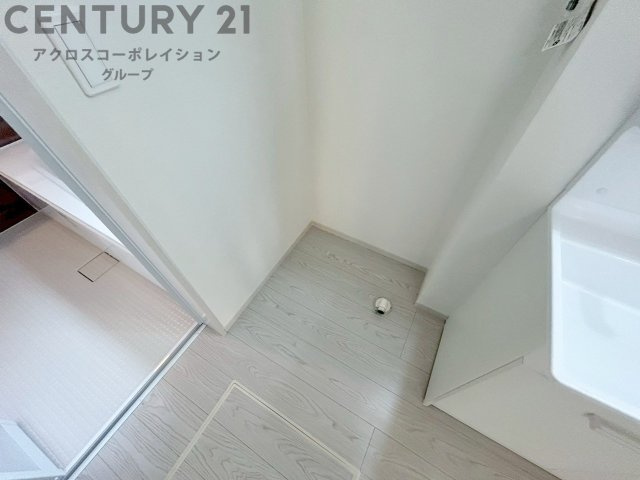洗濯物の仕分け作業がしやすく、整理整頓が容易になります。洗濯音や湿気を他の部屋に持ち込まず、生活環境を快適に保ちます。上部を活用すれば収納スペースを確保でき洗剤や洗濯用品の整理もしやすくなります。
