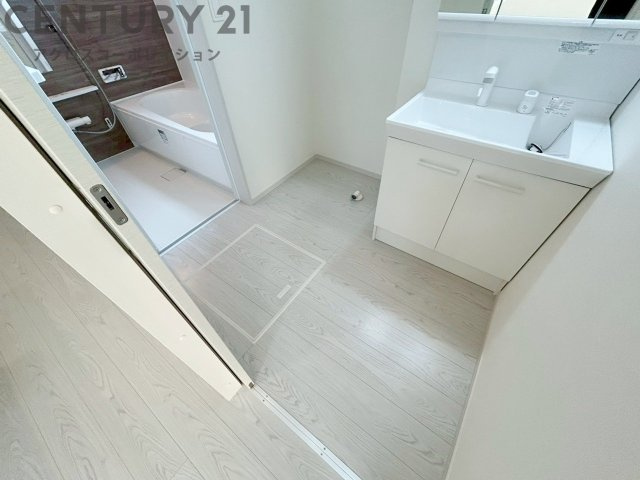衣服の収納や脱ぎ着や整理整頓がしやすく、湿った衣類を乾燥させるスペースがありカビや臭いの発生を防ぎます。床の汚れを他の部屋に持ち込まず清潔を保つことができます。また快適な入浴環境の整備にも役立ちます。