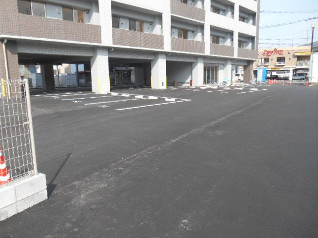 ルネスTAKADAの駐車場