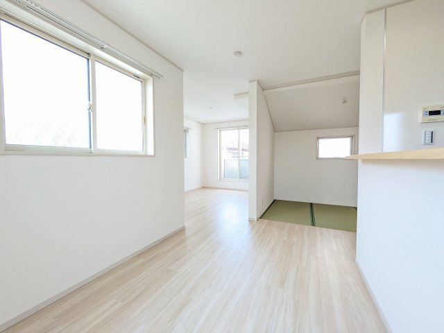 八王子市　泉町　中古戸建ての内装|～15.2帖の明るいLDKで家族団欒の時間をお過ごしいただけます～