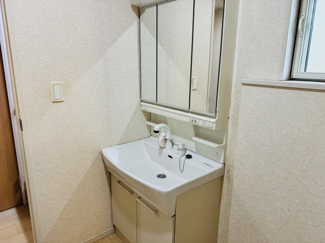 八王子市　泉町　中古戸建ての独立洗面台|～３面鏡付きの独立洗面台　細々している物をスッキリ収納出来ます～