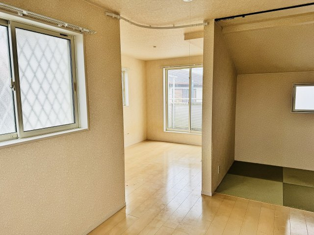 八王子市　泉町　中古戸建ての居間・リビング|～15.2帖の明るいLDKで家族団欒の時間をお過ごしいただけます～