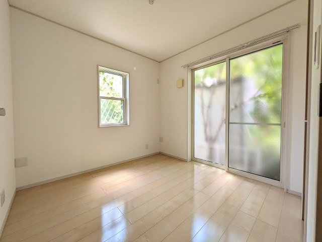 八王子市　泉町　中古戸建ての寝室|～1階洋室　2面採光で明るく風通しの良いお部屋です～