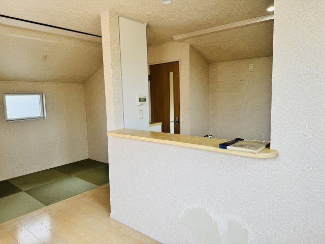 八王子市　泉町　中古戸建ての居間・リビング|～15.2帖の明るいLDKで家族団欒の時間をお過ごしいただけます～