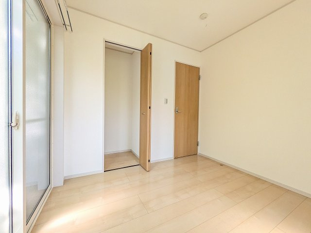 八王子市　泉町　中古戸建ての洋室|～収納力の高いクローゼット完備～
