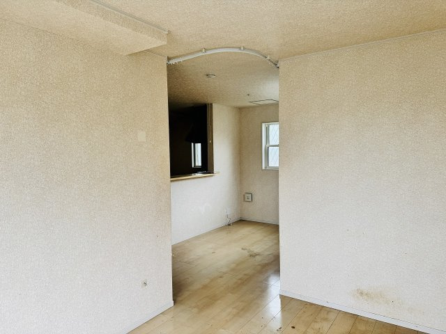 八王子市　泉町　中古戸建ての居間・リビング|～15.2帖の明るいLDKで家族団欒の時間をお過ごしいただけます～