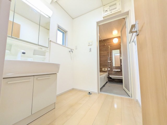 八王子市　泉町　中古戸建ての脱衣所|～窓付きで明るい洗面所　換気もしやすいです～