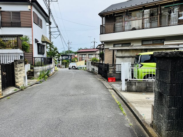 八王子市　泉町　中古戸建ての前面道路含む現地写真|～西側5ｍ道路に面しています～