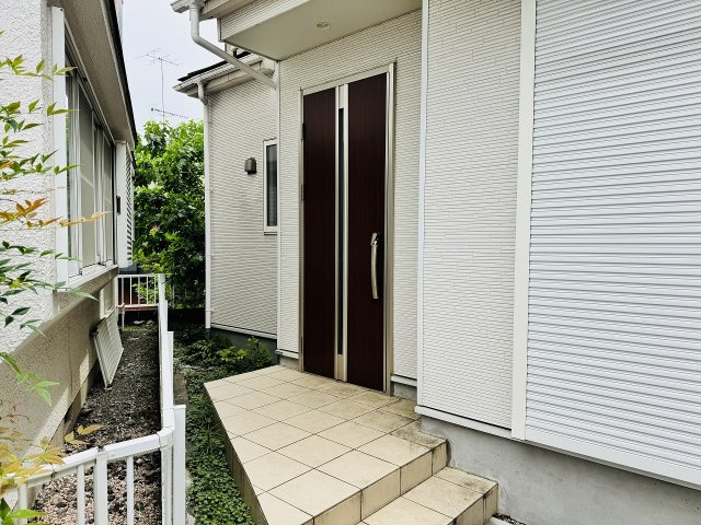 八王子市　泉町　中古戸建ての玄関|～玄関は安心のWロックキーを採用～