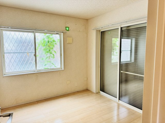 八王子市　泉町　中古戸建ての子供部屋|～1階5.1帖の洋室　2面採光で明るく風通しの良いお部屋です～