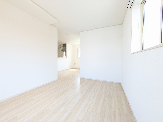 八王子市　泉町　中古戸建ての居間・リビング|～15.2帖の明るいLDKで家族団欒の時間をお過ごしいただけます～