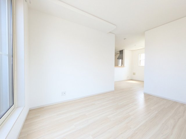 八王子市　泉町　中古戸建ての居間・リビング|～15.2帖の明るいLDKで家族団欒の時間をお過ごしいただけます～