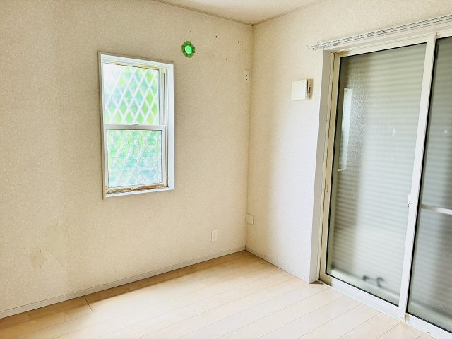 八王子市　泉町　中古戸建ての寝室|～1階洋室　2面採光で明るく風通しの良いお部屋です～