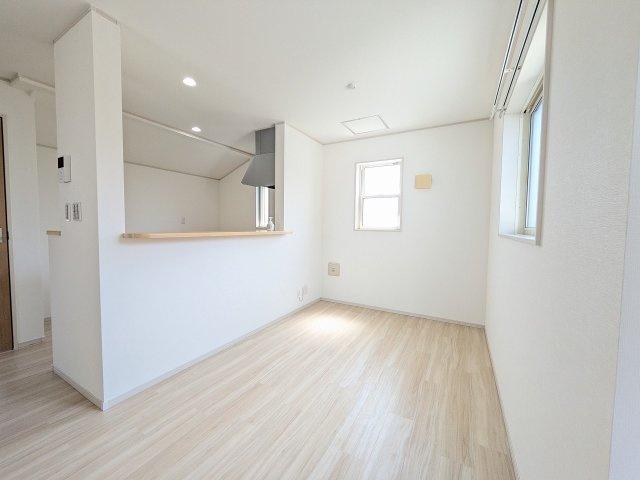 八王子市　泉町　中古戸建ての居間・リビング|～15.2帖の明るいLDKで家族団欒の時間をお過ごしいただけます～