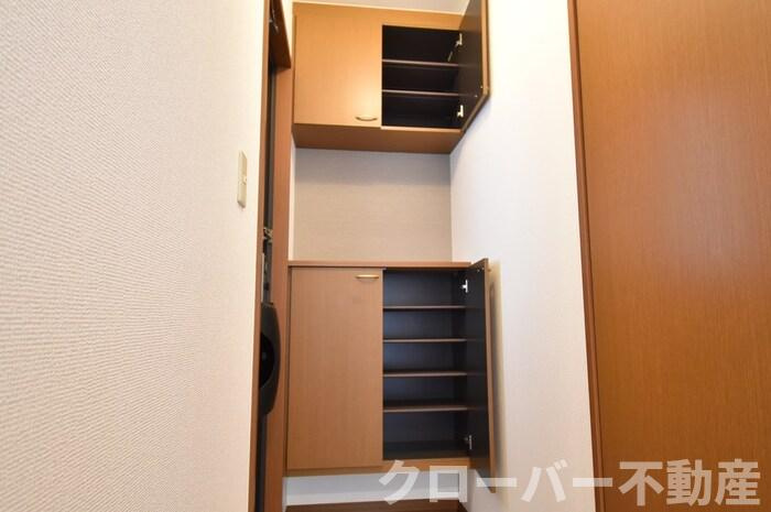 コーヨーハイツの玄関|シューズボックス（カウンタータイプ）