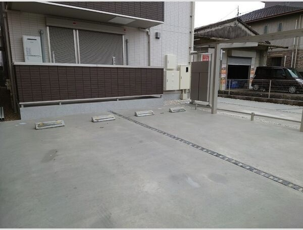 トレンタ　氷室の駐車場