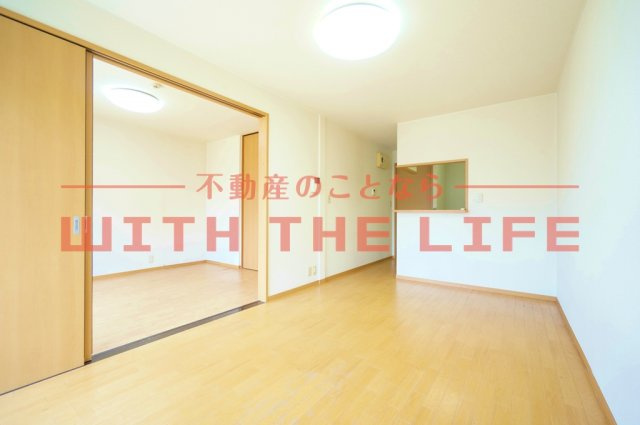 ヴィラ・クローバー【10,000円キャッシュバック対象物件】の居間・リビング|こちらのリビングで趣味の時間をお楽しみください