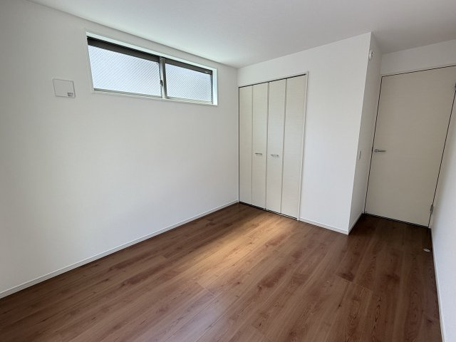 四ノ宮垣ノ内町の洋室|木目の自然な模様や落ち着きある色味が、お部屋に温かみをもたらします。（R8.6撮影）