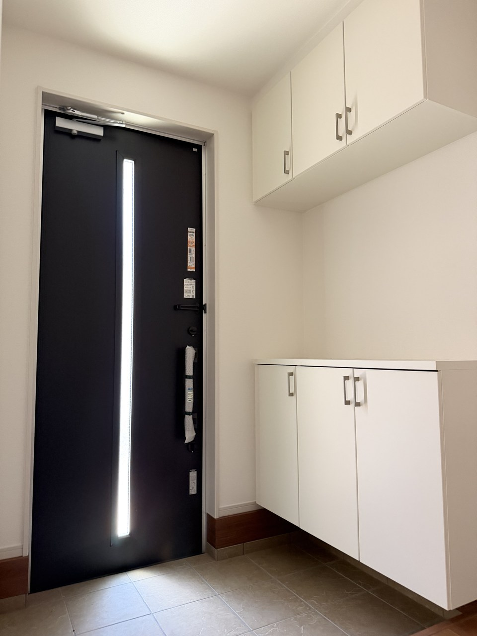 四ノ宮垣ノ内町の玄関|住まいの「顔」となる玄関。スッキリした玄関にできるシューズボックスは欠かせない存在ですね♪（R8.6撮影）
