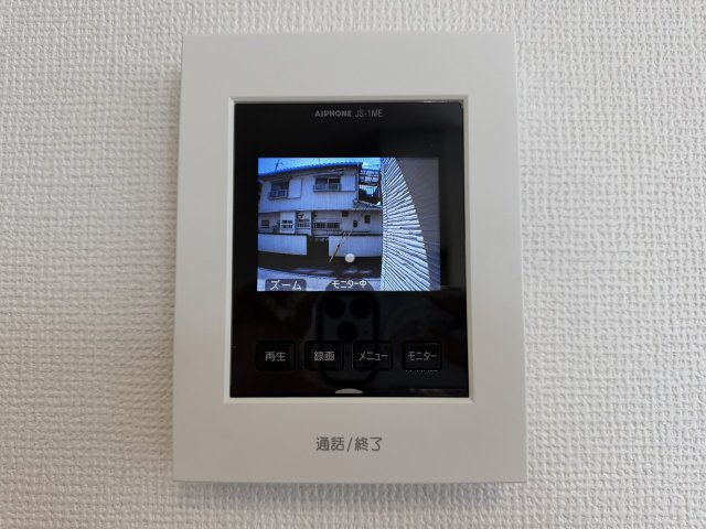 四ノ宮垣ノ内町の設備|【ＴＶ付カラーモニターホン】
モニターで訪問者を確認できるので、知らない人やセールス・勧誘など避けられて安心です！