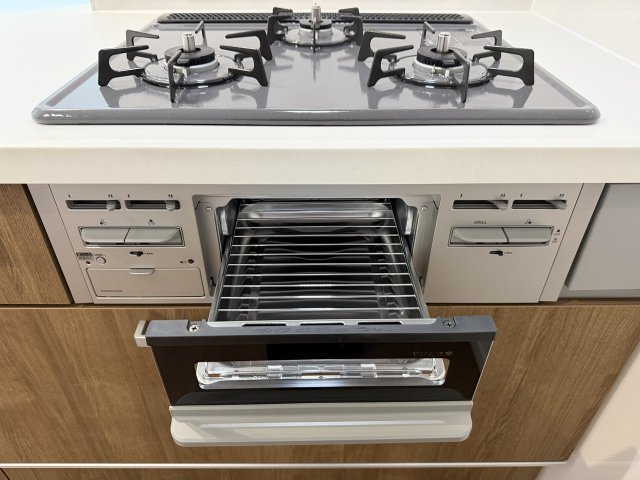 四ノ宮垣ノ内町の設備|【グリル】
余分な油をカットし、カリッとふっくら焼き上げるグリル。コンロとの併用で時短にも嬉しいポイント！