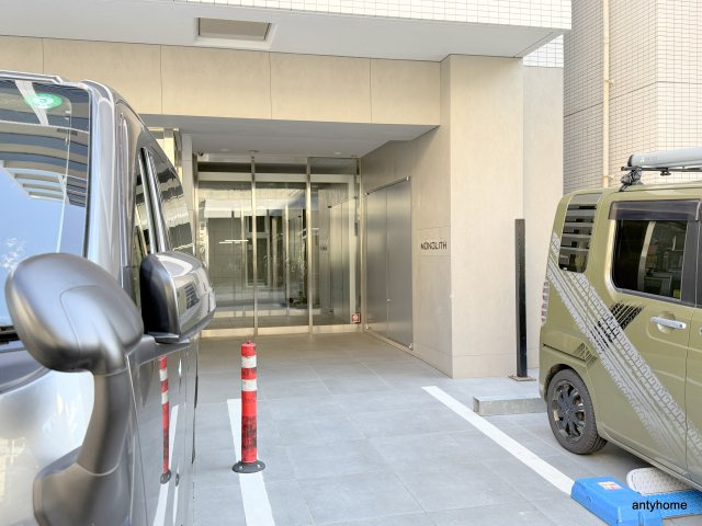 MONOLITH　仲介手数料無料のエントランス
