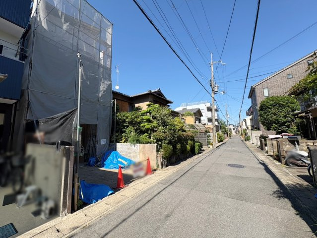 梅津徳丸町の外観|『ぽかぽか南向き！』
太陽の自然な光がたっぷりお家に差し込むため、晴れた日の日中は電気を消しても明るい室内で過ごせちゃいます！（R8.6撮影）