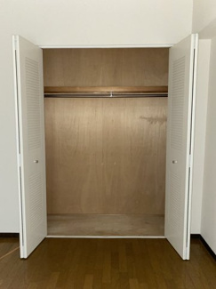 【収納】 | 第三ドムール長居 | 洋服が掛けられる大きなクローゼットです。