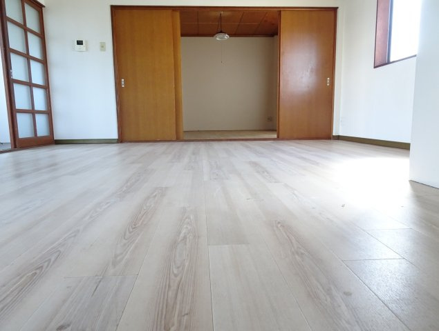 ガレージハウス神戸町の居間・リビング