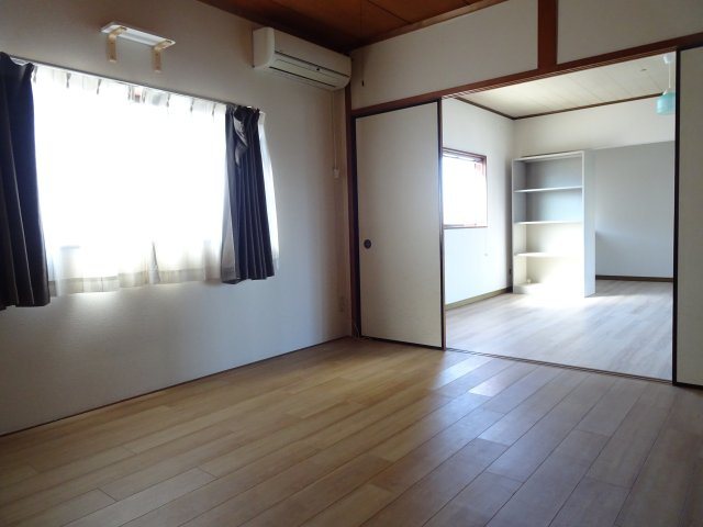 ガレージハウス神戸町の洋室