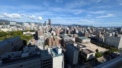 【展望】 | アーバンビューグランドタワー | 眼下には縮景園を望み、高層階ならではの開放的な眺望と明るい陽光を享受できます。