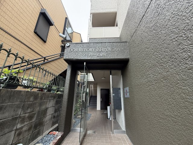 ドミトリー石屋川のエントランス