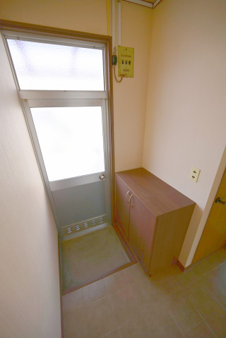 広島市西区己斐本町３丁目のアパートの玄関