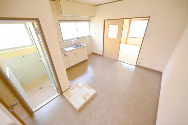 広島市西区己斐本町３丁目のアパートの居間・リビング