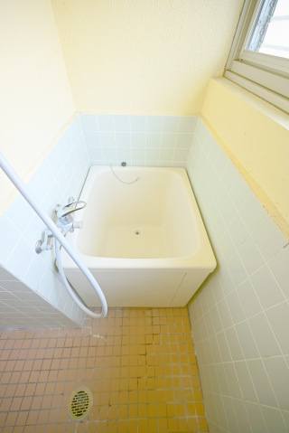 広島市西区己斐本町３丁目のアパートの浴室