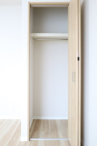 エルタウン学園６の収納|約5.6帖の洋室にあるクローゼット