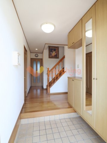 三養基郡 基山町小倉 戸建ての玄関|明るく開放感のある玄関ホール。収納力のあるシューズボックス付きで、いつでもすっきりとした玄関を保てます。