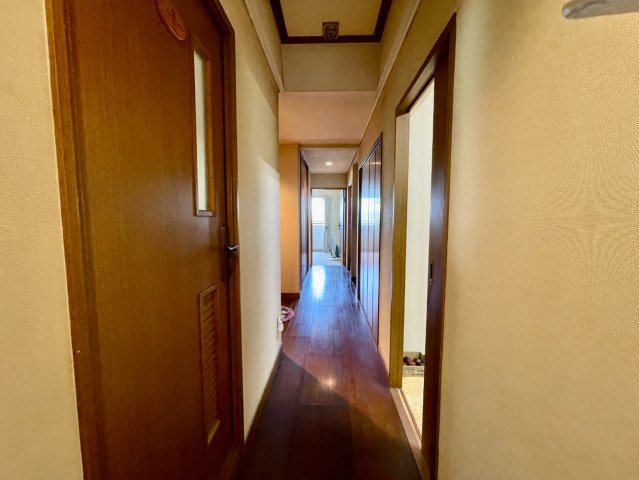 赤羽グリーンタウン12団地の内装|【廊下】
廊下部分に屋根裏収納の梯子が設けられています。季節家電や思い出の品、防災用品など使用頻度の少ない物をまとめて保管できます。