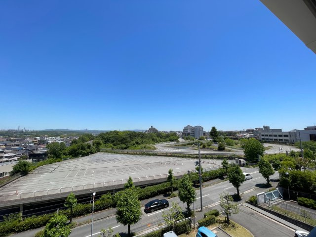 赤羽グリーンタウン12団地の展望|【住戸からの眺望写真】
5階部分からの眺望です。前面を遮るような高い建物はなく、穏やかな景色が広がります。晴天時には爽やかな青空を楽しめそうです。