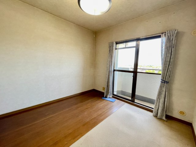 赤羽グリーンタウン12団地の寝室|【洋室/約5.2帖】
飽きの来ないシンプルな内装デザインです。ナチュラルテイストや北欧テイストなど、お好みでお部屋をカスタマイズできます。