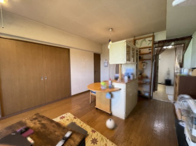 赤羽グリーンタウン12団地の居間・リビング|【LDK】
生活のメインとなるLDKは約14.5帖の広さ。バルコニーから心地よい陽光が差し込む、明るい空間です。ご家族団らんのひとときをお楽しみください。