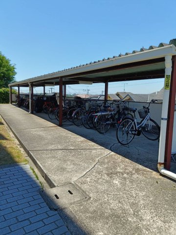 赤羽グリーンタウン12団地の駐輪場|【駐輪場】
屋根付きのため、雨や直射日光から自転車を守ることができます。空き状況・利用方法などはお問い合わせください。