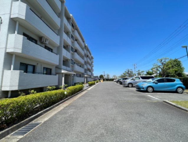 赤羽グリーンタウン12団地の駐車場|【駐車場】
敷地内に平面式の駐車場が設置されています。移動がしやすく、車の出し入れがスムーズに行えそうです。空き状況・利用方法などはお問い合わせください。