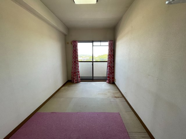 赤羽グリーンタウン12団地の洋室|【洋室/約6.0帖】
壁に凹凸がないため、ベッドや机などの家具が配置しやすい洋室です。